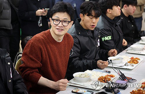 국민의힘 한동훈 비대위원장이 5일 청주 서원대를 찾아 학생들과 식사하며 대화하고 있다. 국민의힘이 합리적 진보 성향의 인물들을 영입하면서 이념적 스펙트럼이 확장되고 있어 주목된다. 연합뉴스